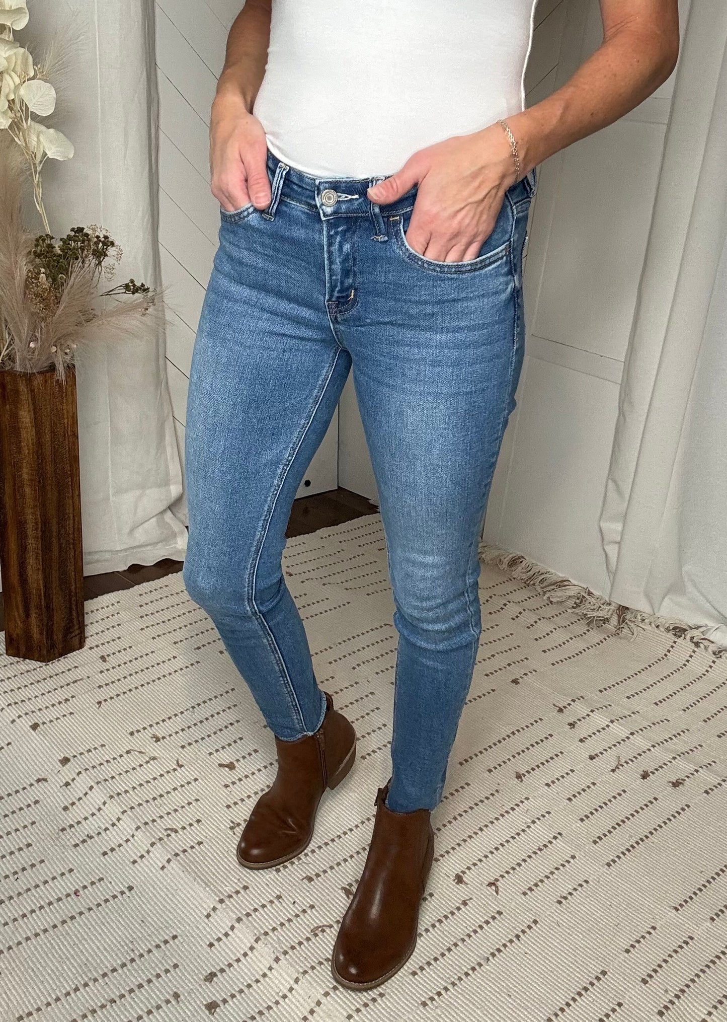 Vervet59: Mid Rise Crop Skinny