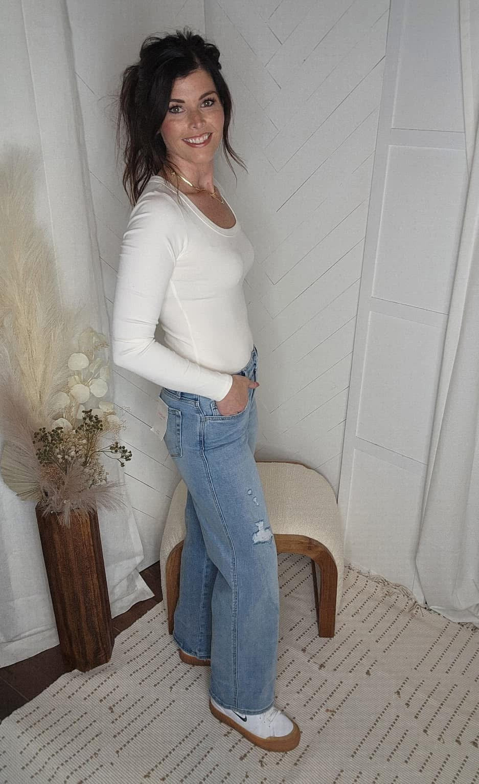 Loveret25: Mid Rise Wide Leg Jean