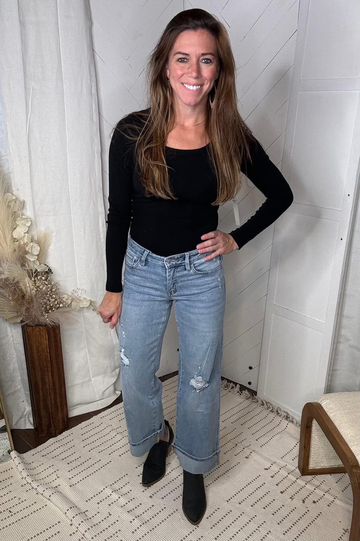 Loveret25: Mid Rise Wide Leg Jean